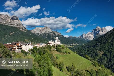 The charming village of Colle Santa Lucia in the Dolomites, Italy ...