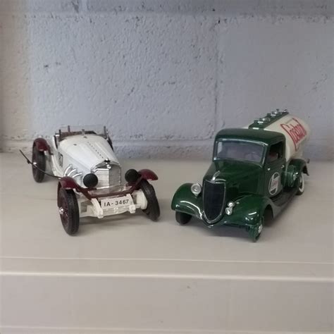 Lot Detail - VINTAGE LOOKING METAL CARS, MODELS, AND PIECES IN KITS