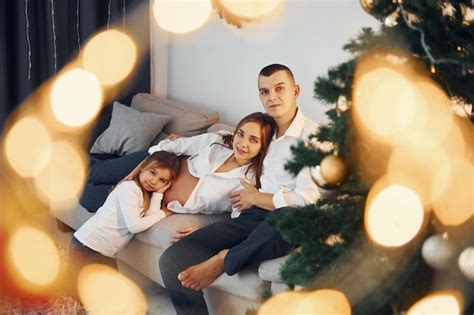 Familia Feliz Celebrando Las Vacaciones Juntos En El Interior Foto