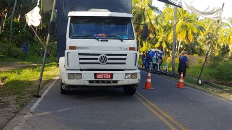 Caminhão colide estrutura da barreira sanitária de Porto de Pedras