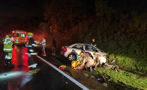 Acidente na BR 040 entre carro e caminhão deixa um óbito e três feridos