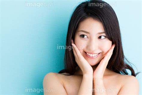 【手を頬に当てた若い女性】の画像素材 31193602 写真素材ならイメージナビ