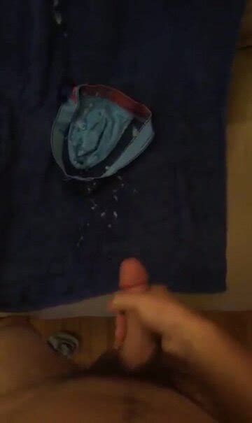 AMATEUR JERKING CUMMING ONTO BOXER BRIEFS ThisVid En español