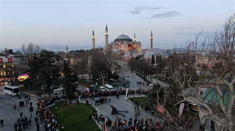 İstanbul da ilk iftar için yerli ve yabancı turistlerin tercihi