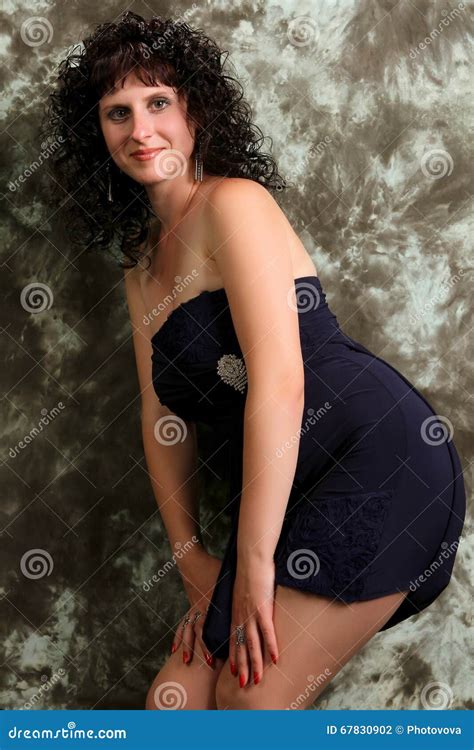 Brunette Hermoso Joven Foto De Archivo Imagen De Rizado 67830902