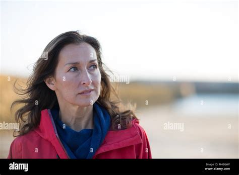 Femme mature qui marche sur la plage Banque de photographies et dimages à haute résolution Alamy