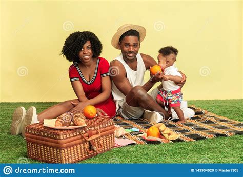 Familia Feliz Que Tiene Comida Campestre En El Estudio Foto De Archivo