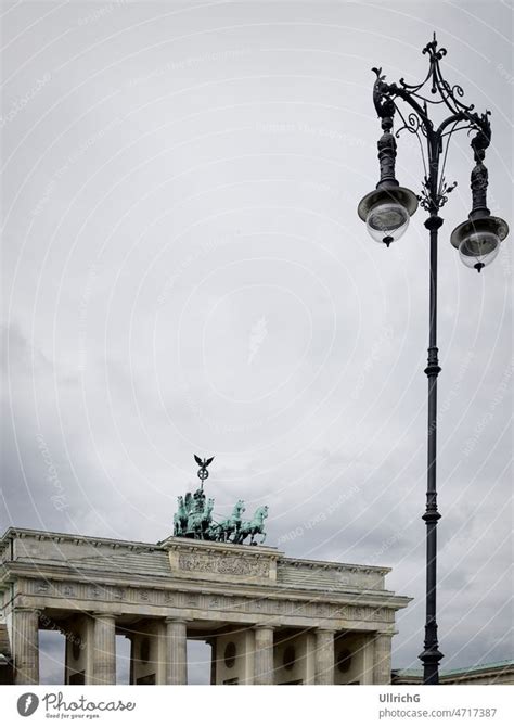 Brandenburger Tor und Straßenlaterne auf dem Pariser Platz Berlin