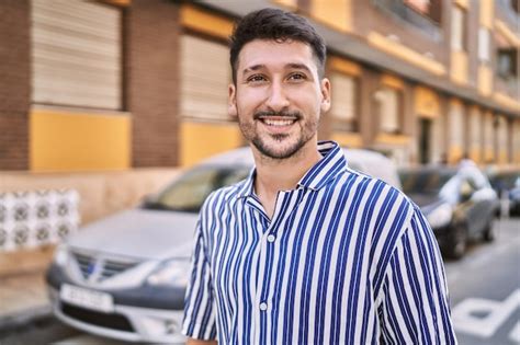 Hombre Guapo Joven Sonriendo Confiado En La Calle Foto Premium