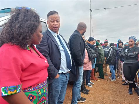 Watch Mayor Of Nelson Mandela Bay Gets Warm Welcome From Residents During Walkabout News24