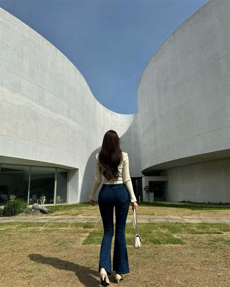 Không thể rời mắt với thân hình đồng hồ cát của hot girl xứ Hàn