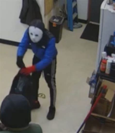 4 Suspects Wanted For Armed Robbery At Atandt Store On E Broad St