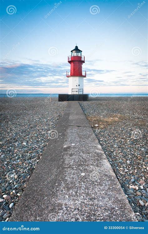 Faro Rojo Y Blanco En El Extremo De Una Trayectoria Foto De Archivo