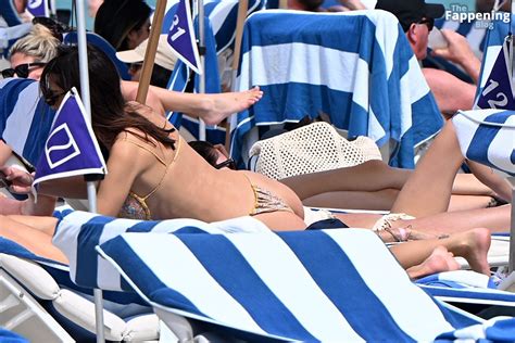 Emily Ratajkowski Shows Off Her Sexy Bikini Body In Miami Photos OnlyFans Leaked Nudes