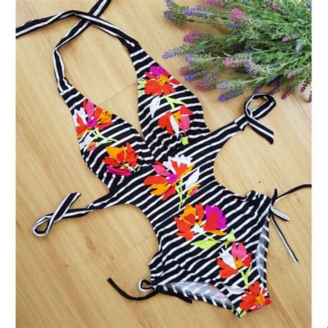 Bikini khoét eo hoa xinh ảnh shop chụp Shopee Việt Nam