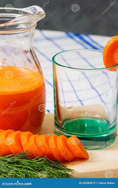 Glas Frischer Karottensaft Dillzweige Schnitt Karotten Stockbild