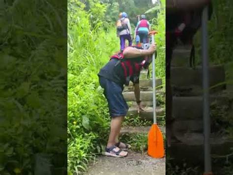 Istirahat Dulu Aja Lah Sehabis Menikmati Suasana Rafting Di Sungai