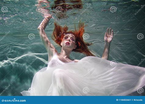 Fille Sous Marine Belle Femme Rousse Dans Une Robe Blanche Nageant