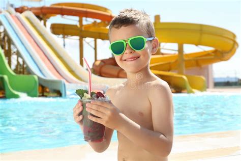 Enfant Dans Le Bikini Glissant Le Parc Aquatique Image Stock Image Du Ressource Stationnement