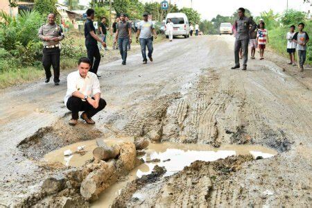 Zola Perintahkan Kadis Pupr Perbaiki Dua Titik Jalan Yang Berlobang