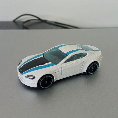 Hot Wheels Aston Martin V8 Vantage Shopee Malaysia