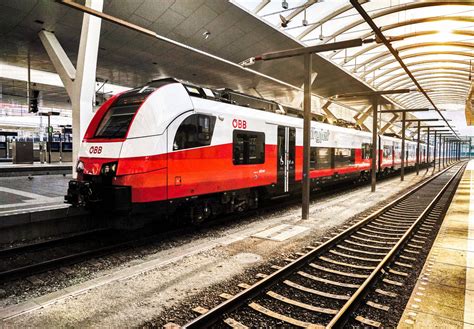 4744 526 6 fährt als S2 5071 Freilassing Linz Hbf in Salzburg Hbf