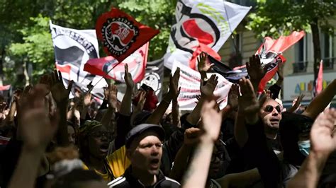 Les Images De La Manifestation Antifa En Hommage Cl Ment M Ric Tu