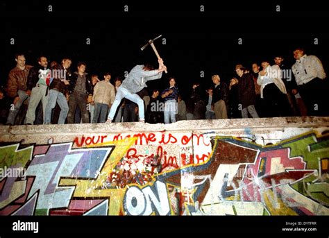 Fall Der Berliner Mauer 1989 Stockfoto Bild 68766091 Alamy