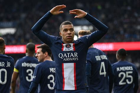 Kylian Mbappé está a dos goles del máximo récord goleador de Cavani en