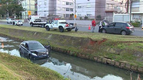 Carro Cai Dentro De Arroio Na Zona Sul De Porto Alegre Trânsito Rs G1