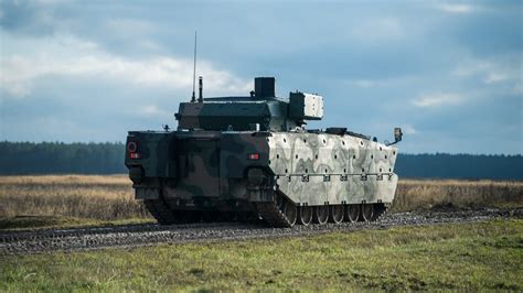 Wozy bojowe Borsuk zasilą polską armię Były testowane na poligonie w