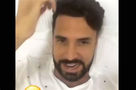 novo visual Latino brinca sobre virar gay depois de velho Portal Área VIP