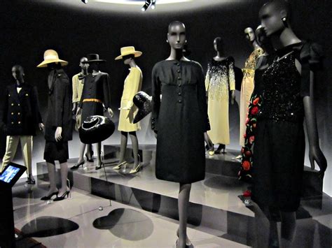 Ив Сен Лоран: величие творца и создание бренда, воплотившего страсть и ...
