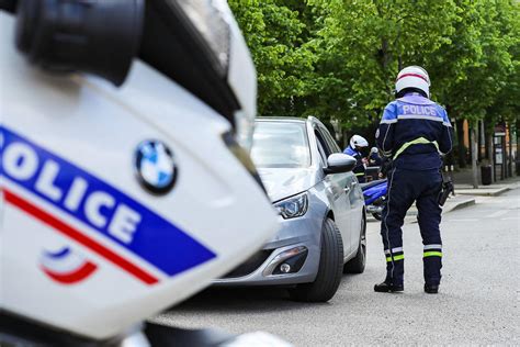 Haut Rhin Trois Policiers Blessés Près De Mulhouse Après Un Refus D