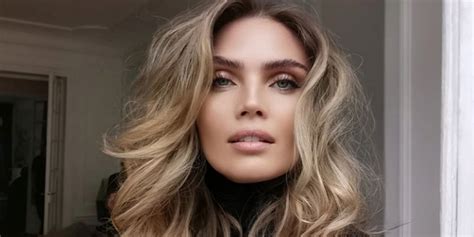 OEHLALA Kim Feenstra Straalt In Zwarte Lingerie