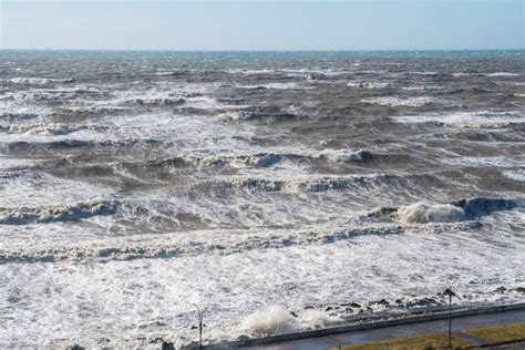 Ondas Enormes Del Mar Tempestuoso Que Se Rompen Cerca De La Costa