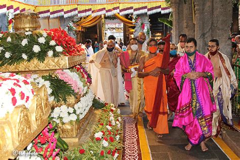 PEJAWAR SEER OFFERS PRAYERS IN TIRUMALA SHRINE TTD News