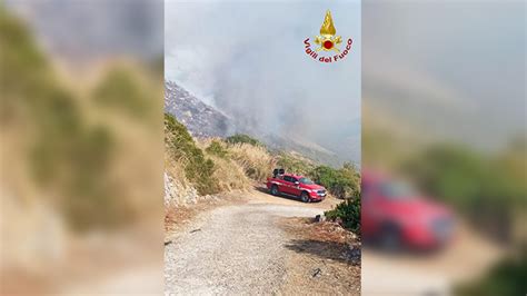 Provincia Vigili Del Fuoco Alle Prese Con Diversi Incendi Boschivi