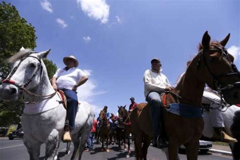 Vaqueiros protestam no DF contra proibição da vaquejada