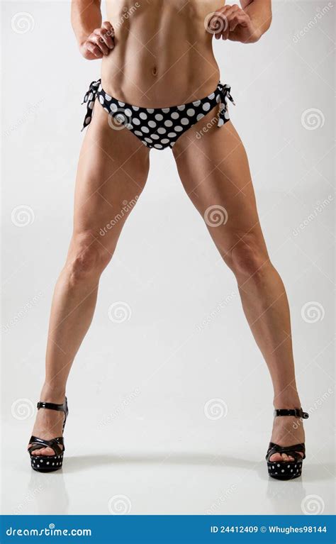 Un Femme Dans Un Bikini Noir Et Blanc Image stock Image du nudité lacet