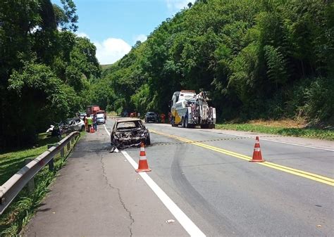 Acidente entre dois carros e caminhão na BR 393 em Barra do Piraí