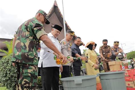 Polres Solok Kota Musnahkan Ratusan Botol Miras Selama Operasi Pekat