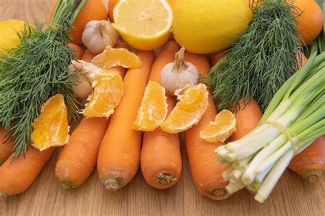 Una mezcla de verduras sobre fondo de madera zanahoria eneldo limón