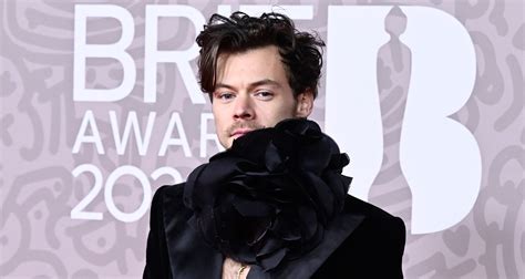 Harry Styles Wears Black Flower Necklace to BRIT Awards 2023 | 2023 ...