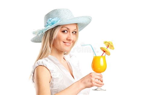 Femme Blonde Tenant Un Cocktail Exotique Image Stock Image Du Simple Chapeau