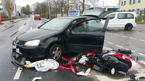 Leverkusen Autofahrer übersieht Rollerfahrer schwer verletzt