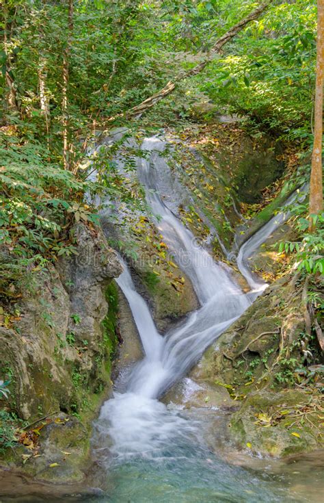 Cascada En Bosque Profundo En Erawan Foto De Archivo Imagen De Cubo