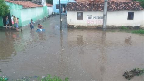 VÍDEO ITAPIPOCA BARRAGEM ROMPE E ÁGUA INVADE A CIDADE IpuemFoco