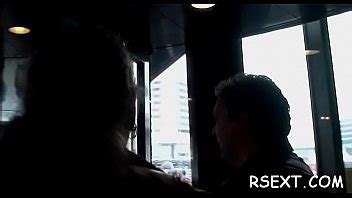 Puta de culo grande recibe dedos y follada duro por el coño afeitado XVIDEOS