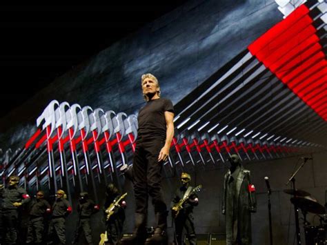 Hace A Os Roger Waters Recuperaba The Wall Para Celebrar La Ca Da